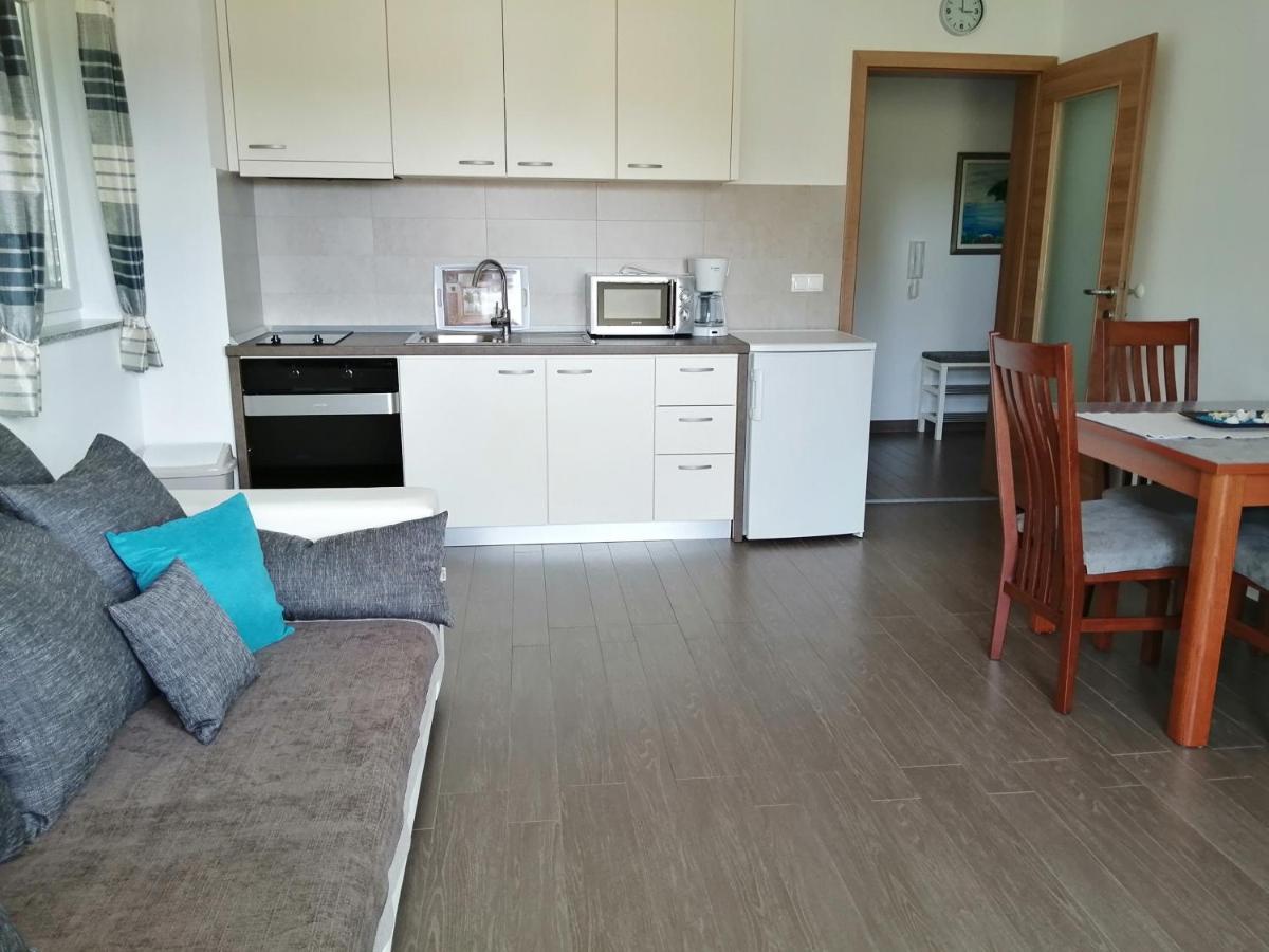 Villa Luce Apartment House Karlobag Exteriör bild